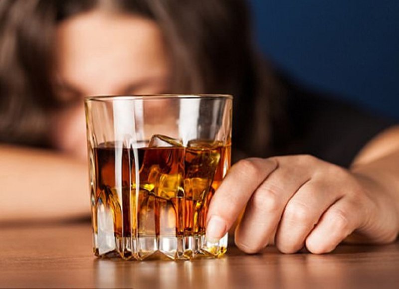 Uống rượu quá mức và mãn tính có thể gây ra bệnh pellagra do làm giảm hấp thu niacin